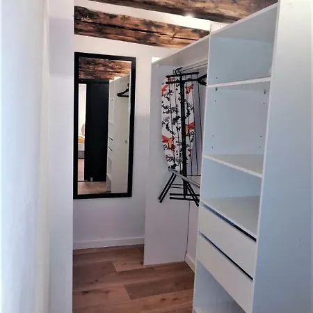 Bialy Kruk Vis-a-vis Jasnej Gory 5b Apartment *